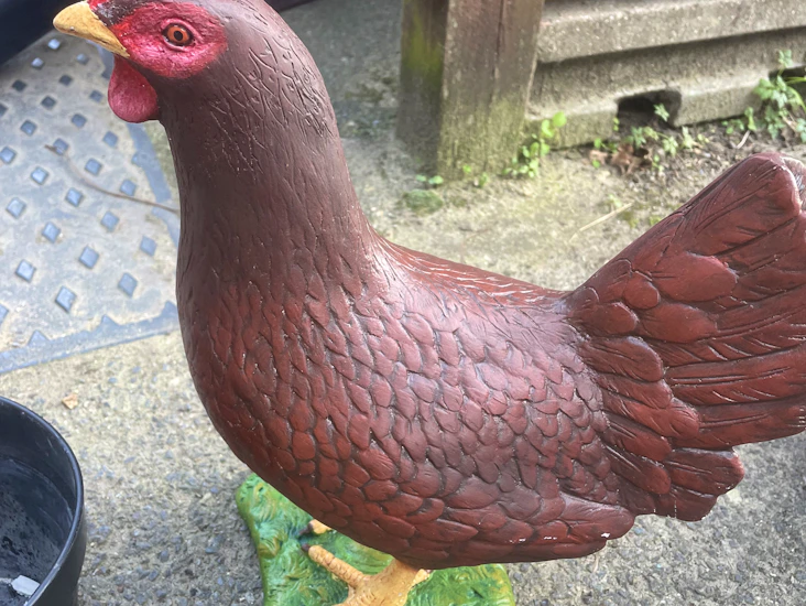 Hen lifesize statue