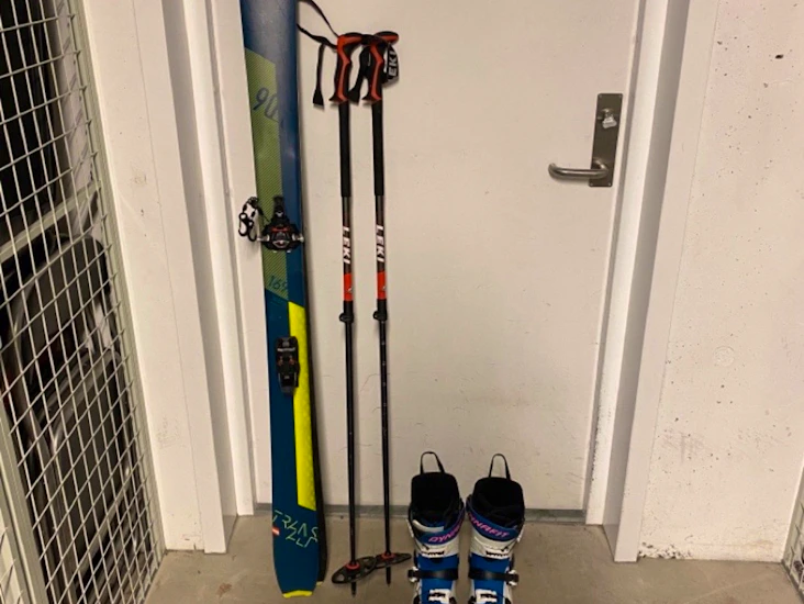 Randoneski med sko, feller og staver