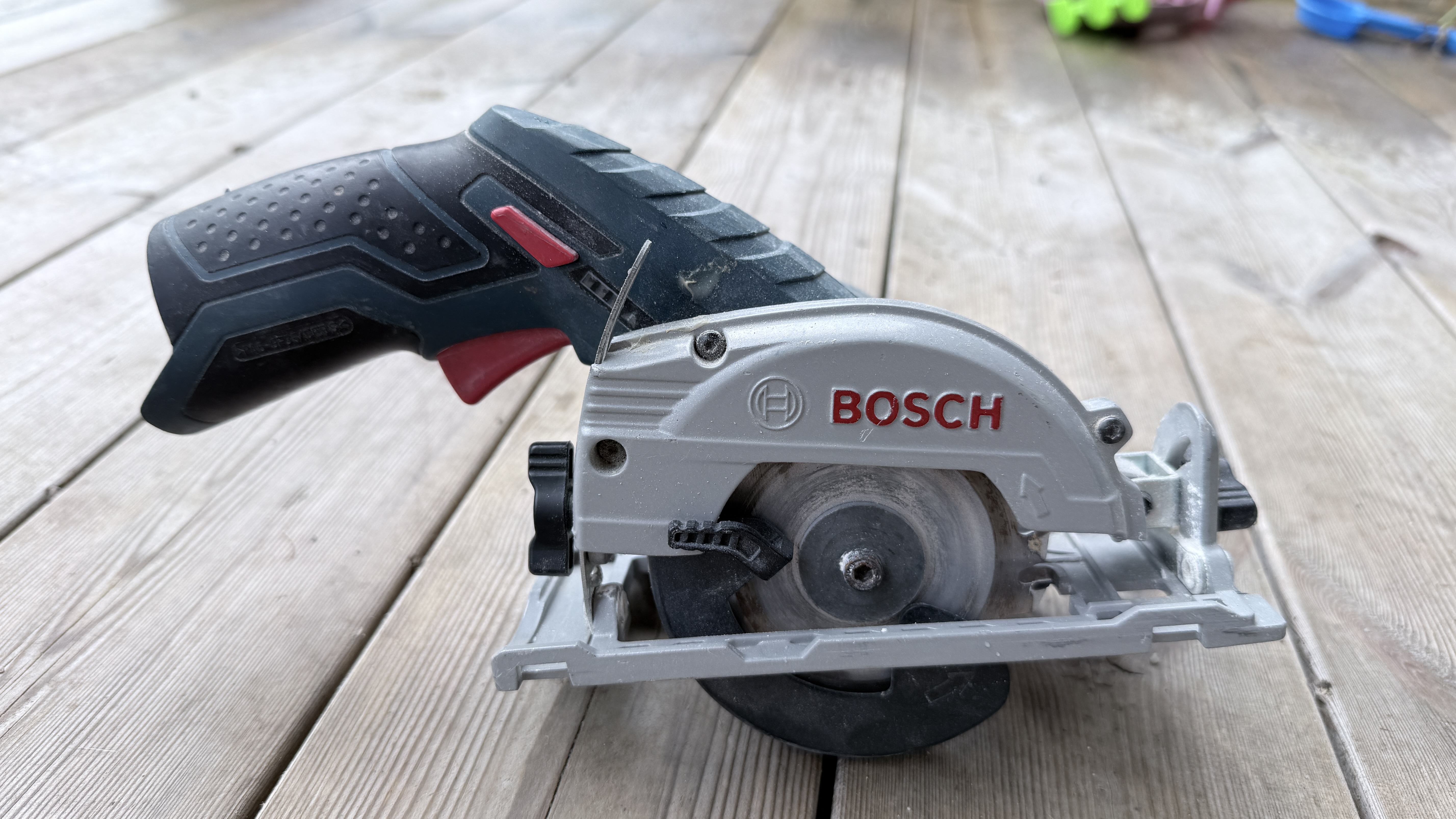        kompakt bosch stikksag med lader og 2 batteri