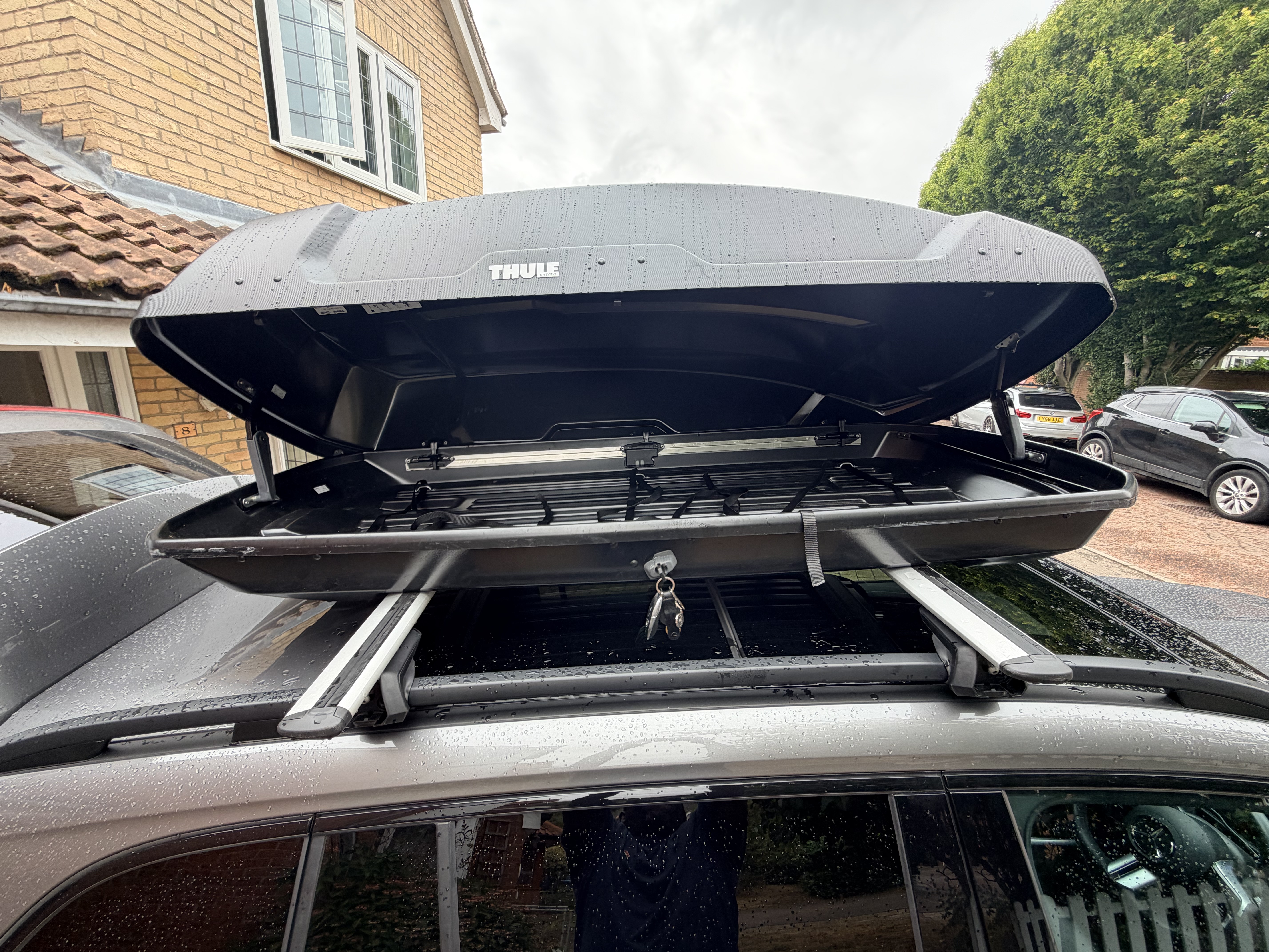 Thule force xt l 450l roof box + thule roof bars - complete setup - colchester