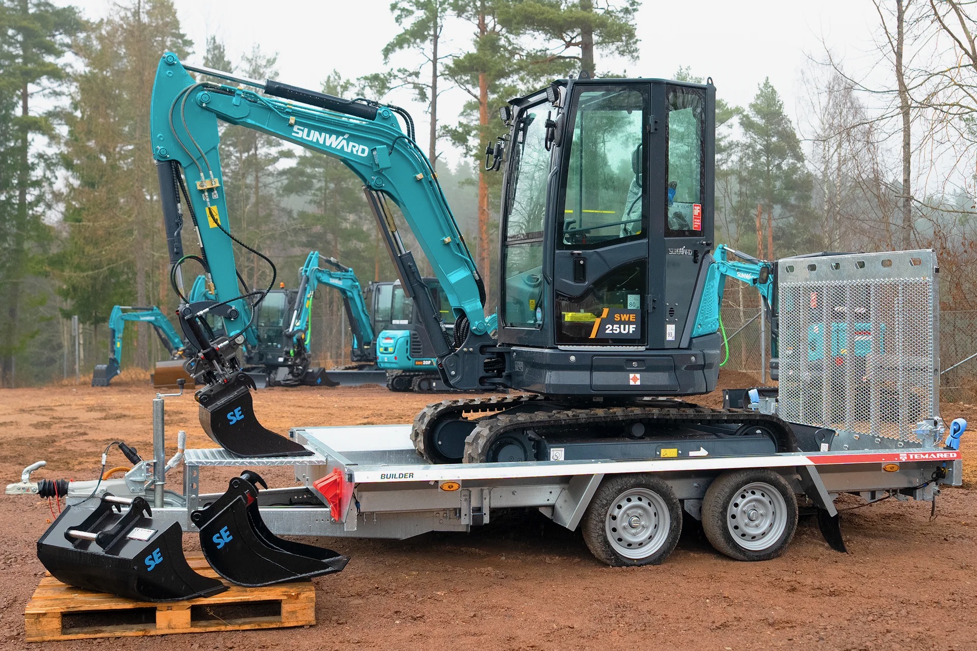 Sunward 2.7ton grävare med tilt & redskap. 