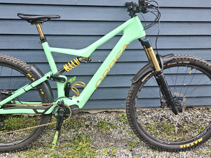 Rå e-mtb fulldempet el-sykkel orbea rise toppmodell