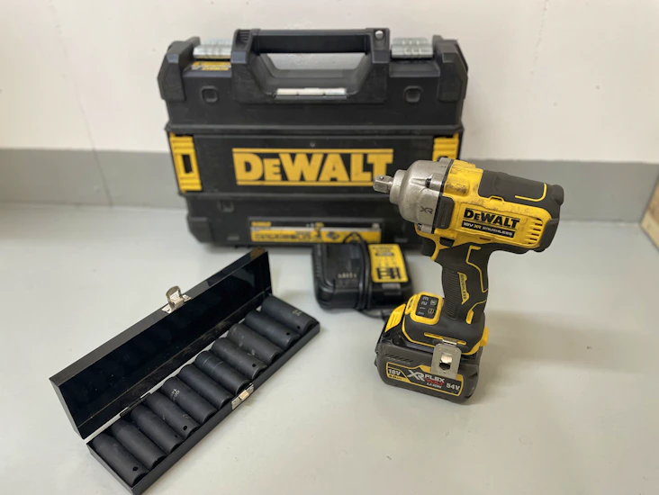 Dewalt iskevä mutterinväännin