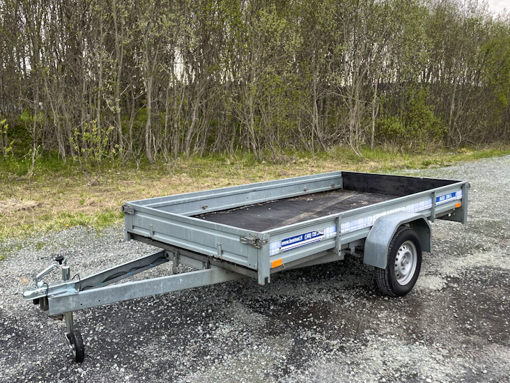 Robust tilhenger med tipp til leie!