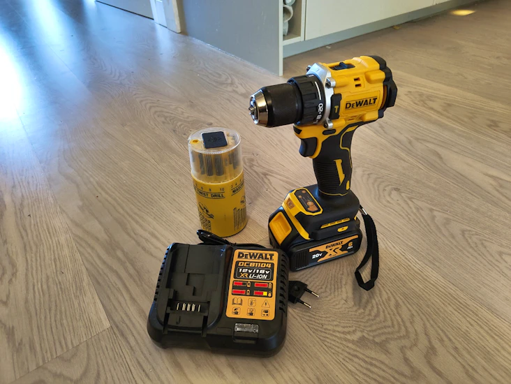 Kraftfull dewalt xr 20v slagborr-/skruvdragare med 6ah batteri + laddare + borrset