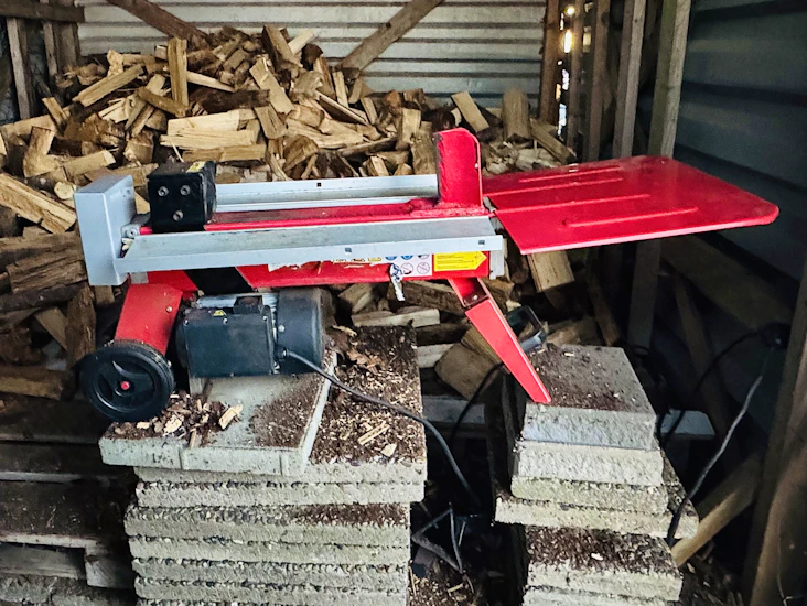 Smidig vedklyv m 220-kontakt