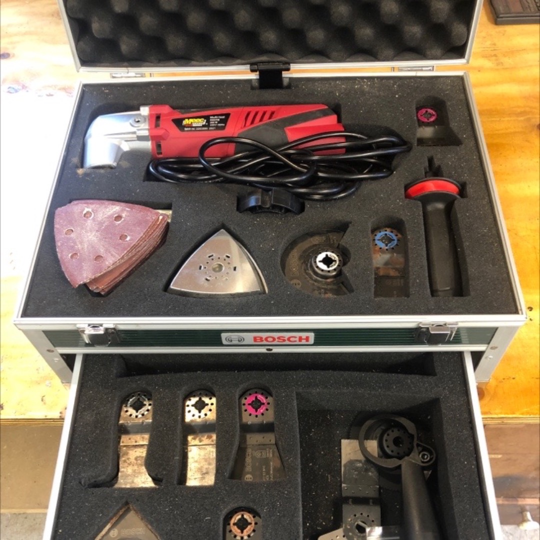 Multiverktyg med många olika blad