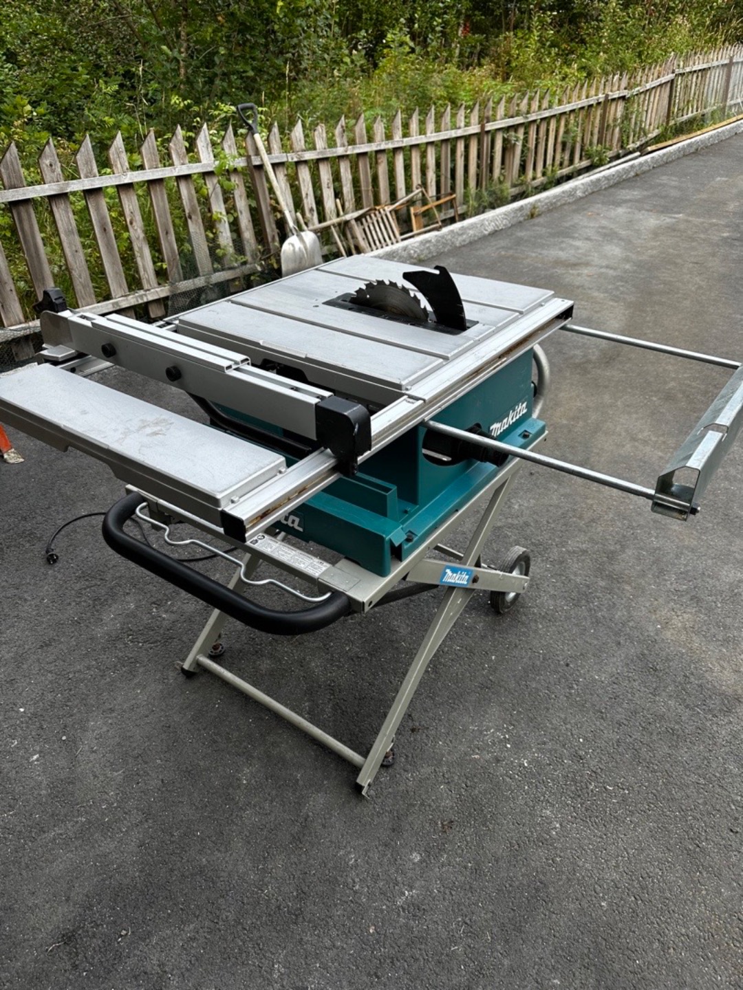 Makita 2704 bordsag med stativ