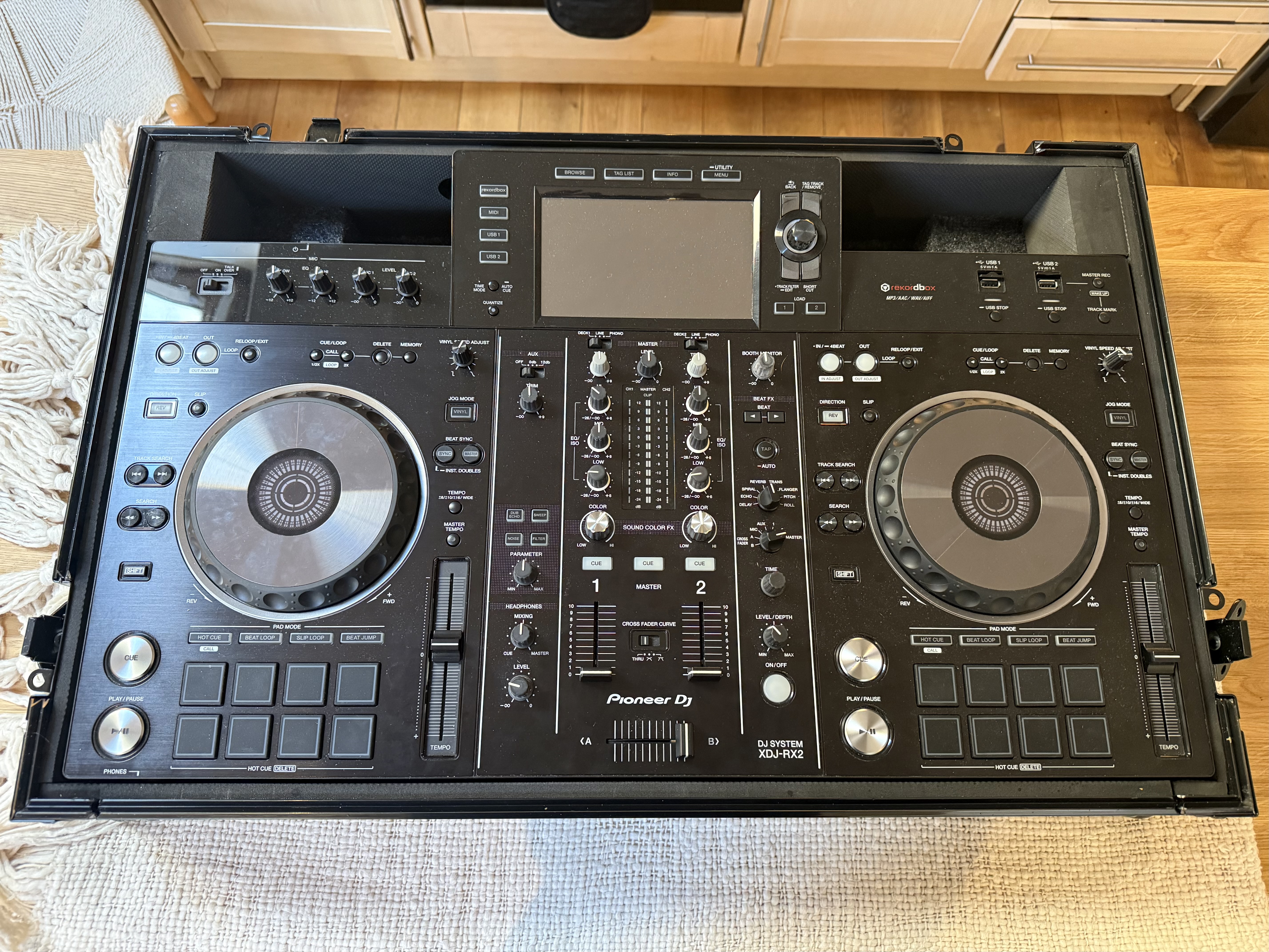 Xdj-rx2 + flight case on wheels