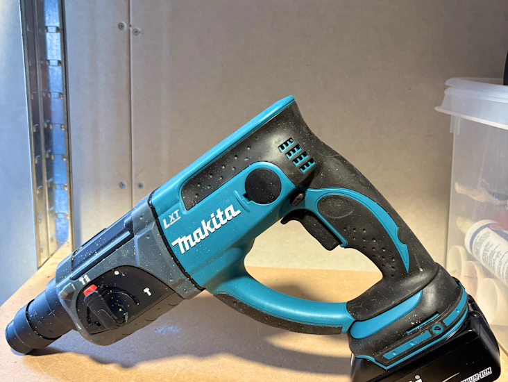 Slagborrmaskin med borr/batteri