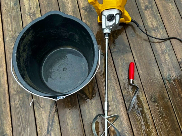 Betongblandare med hink och spade