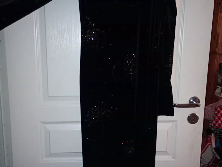 Festkläning i svart sammet