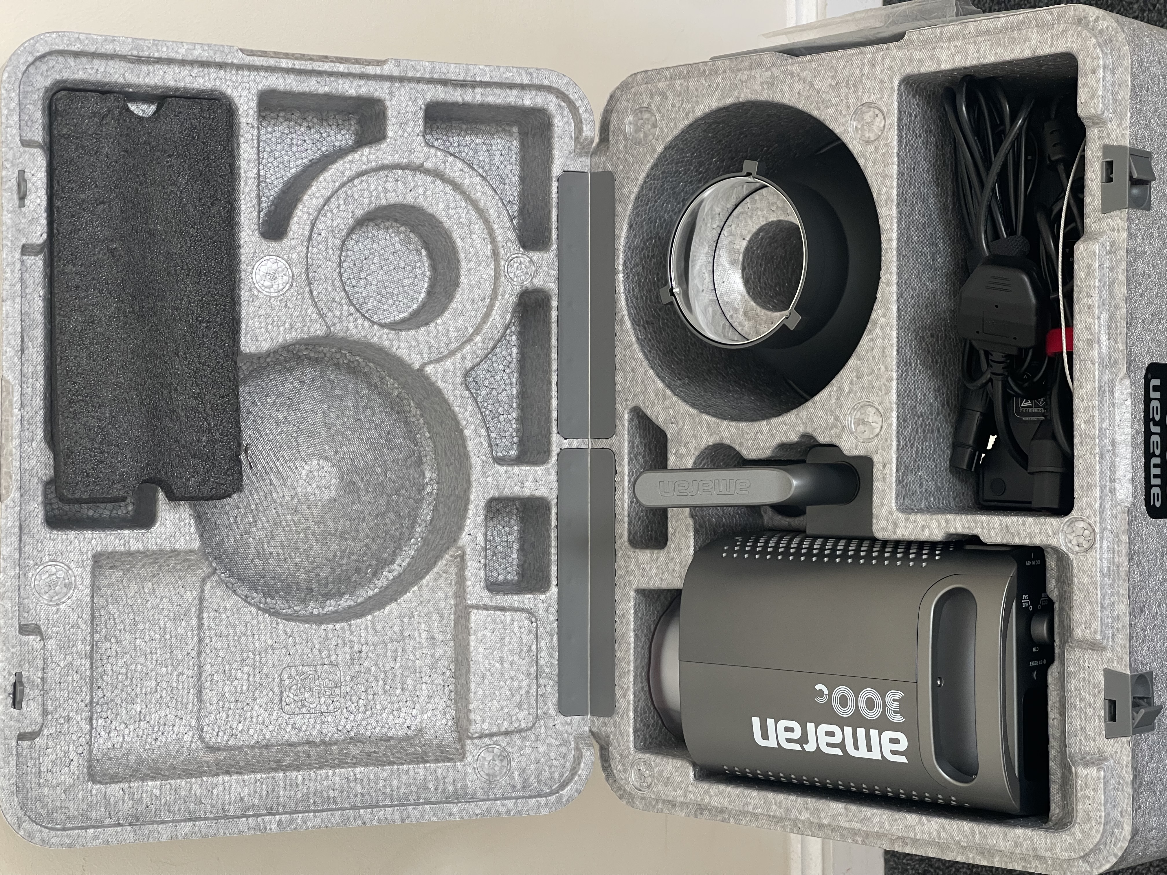 Aputure amaran 300c rgbww 300w full-colour led video light – bowens mount, app control