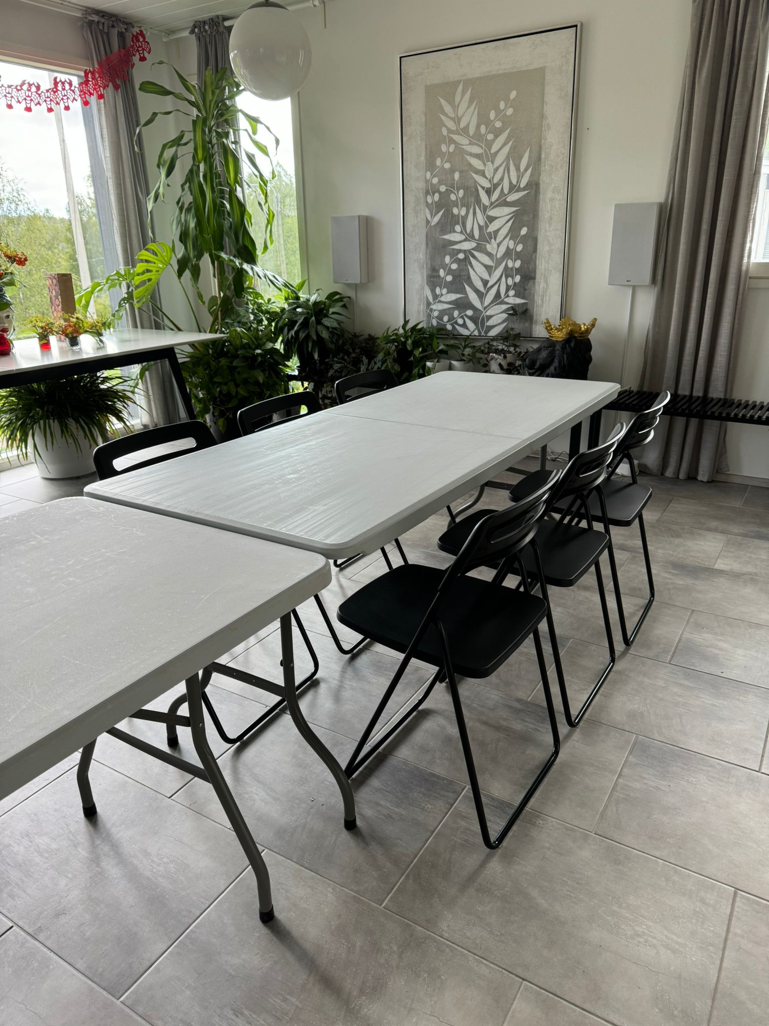 7 pöytää ja 42 tuolia