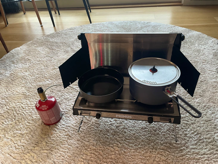 Komplett campingkjøkken med gryter, tallerkener og bestikk