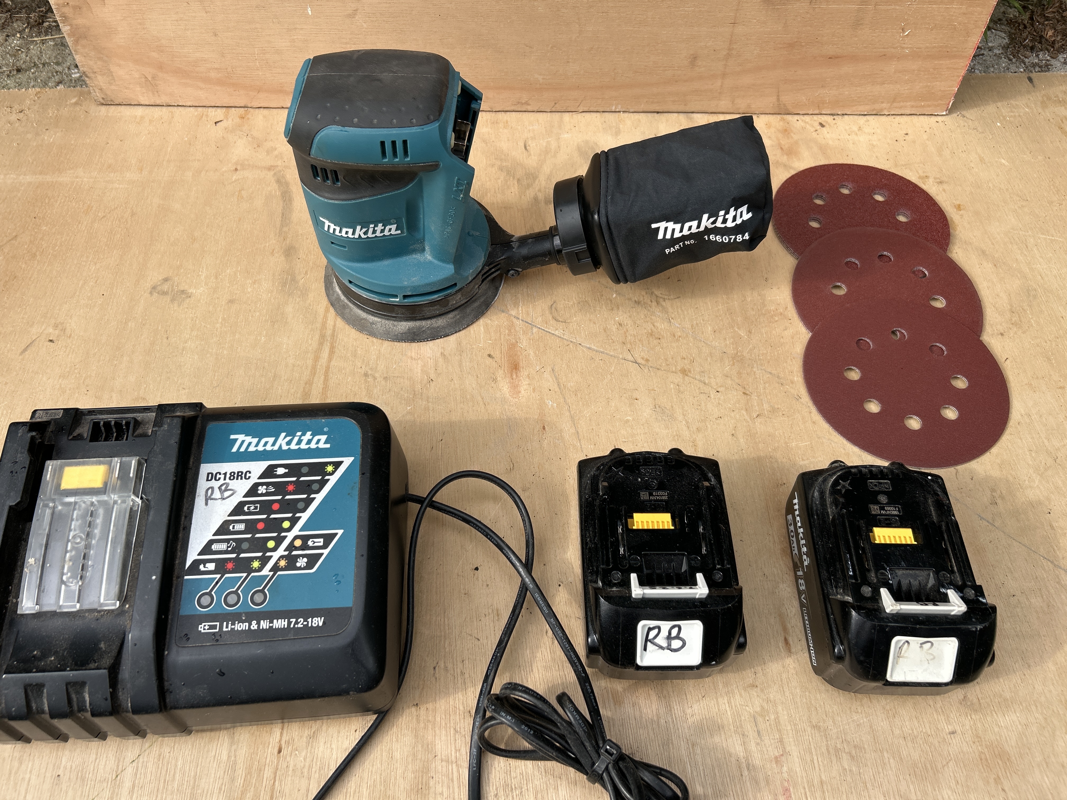 Makita dbo180 18v cordless orbital sander kit (with batteries & charger)