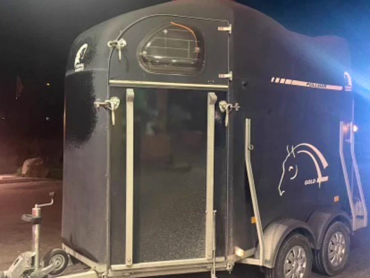 Hästtransport hyrs ut - cheval liberte