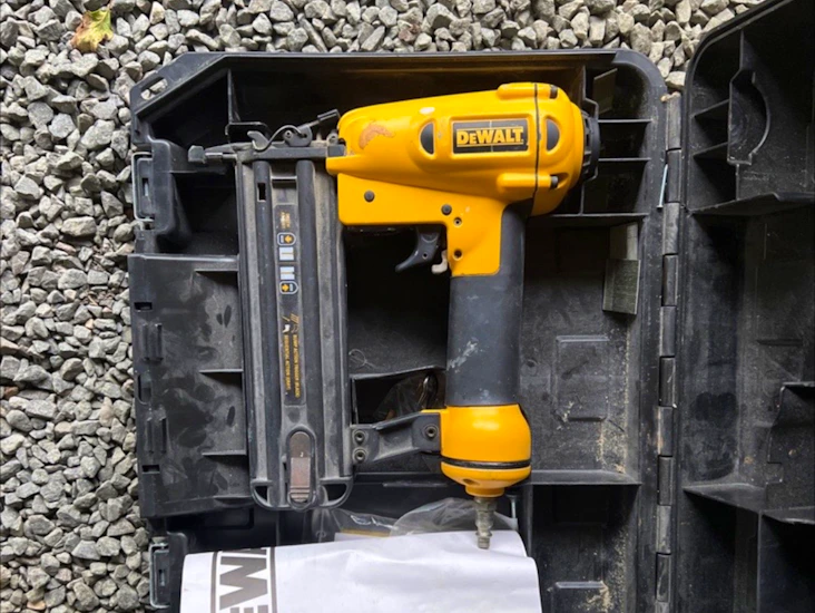 Spikerpistol og kompressor