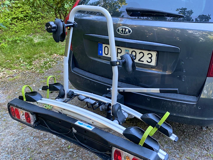 Rejäl cykelhållare för 2 cyklar.