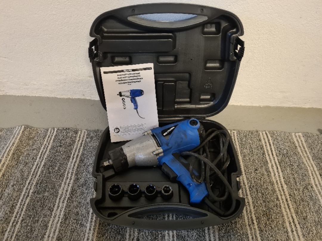 Mutterdragare för däckbytet.