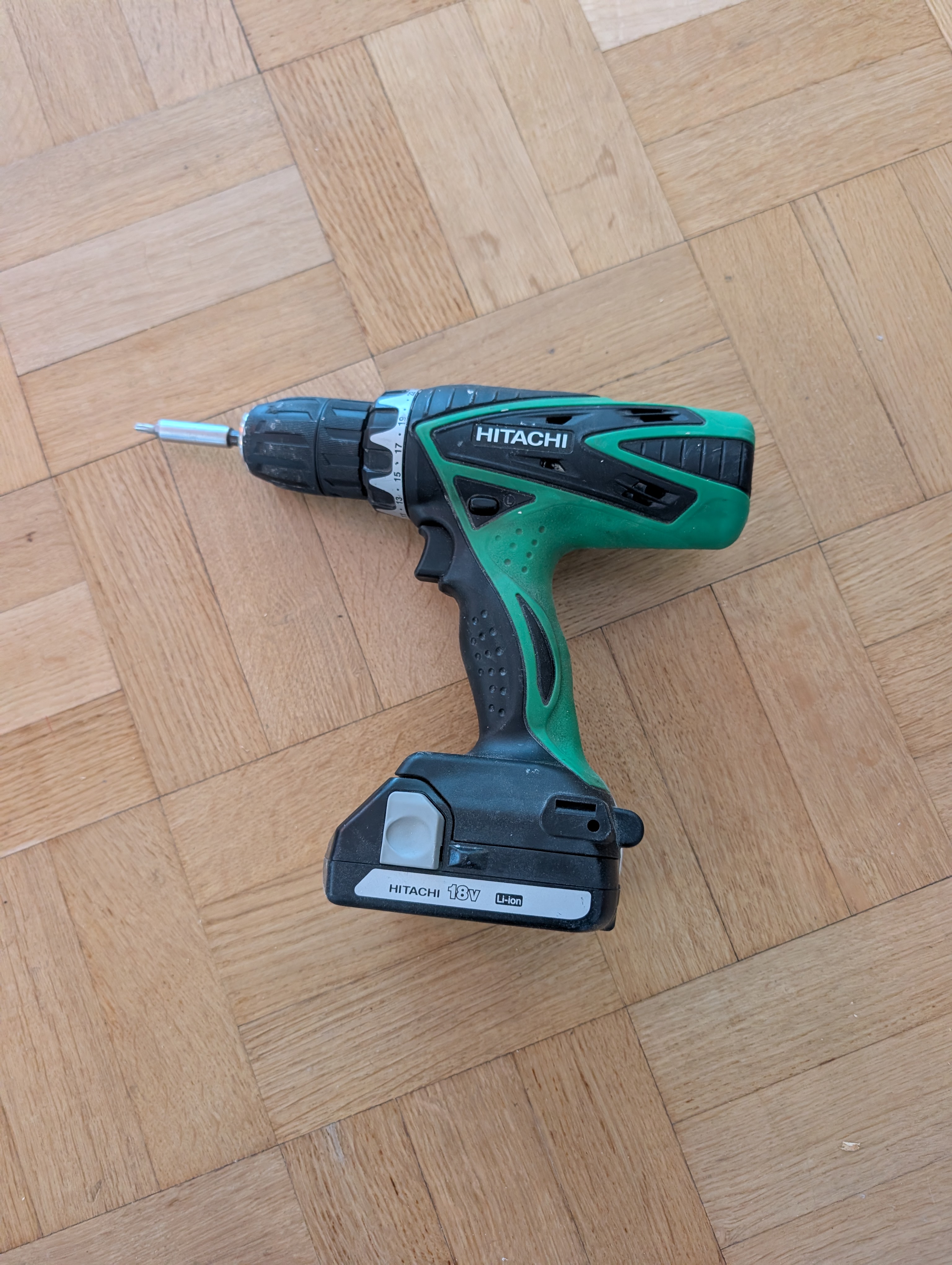 Skruvdragare med 2 batteri och laddare