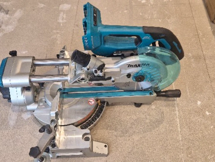 Makita batteridrevet kappsag