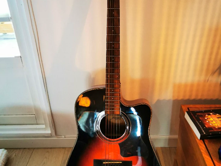 Gitar med stålstrenger