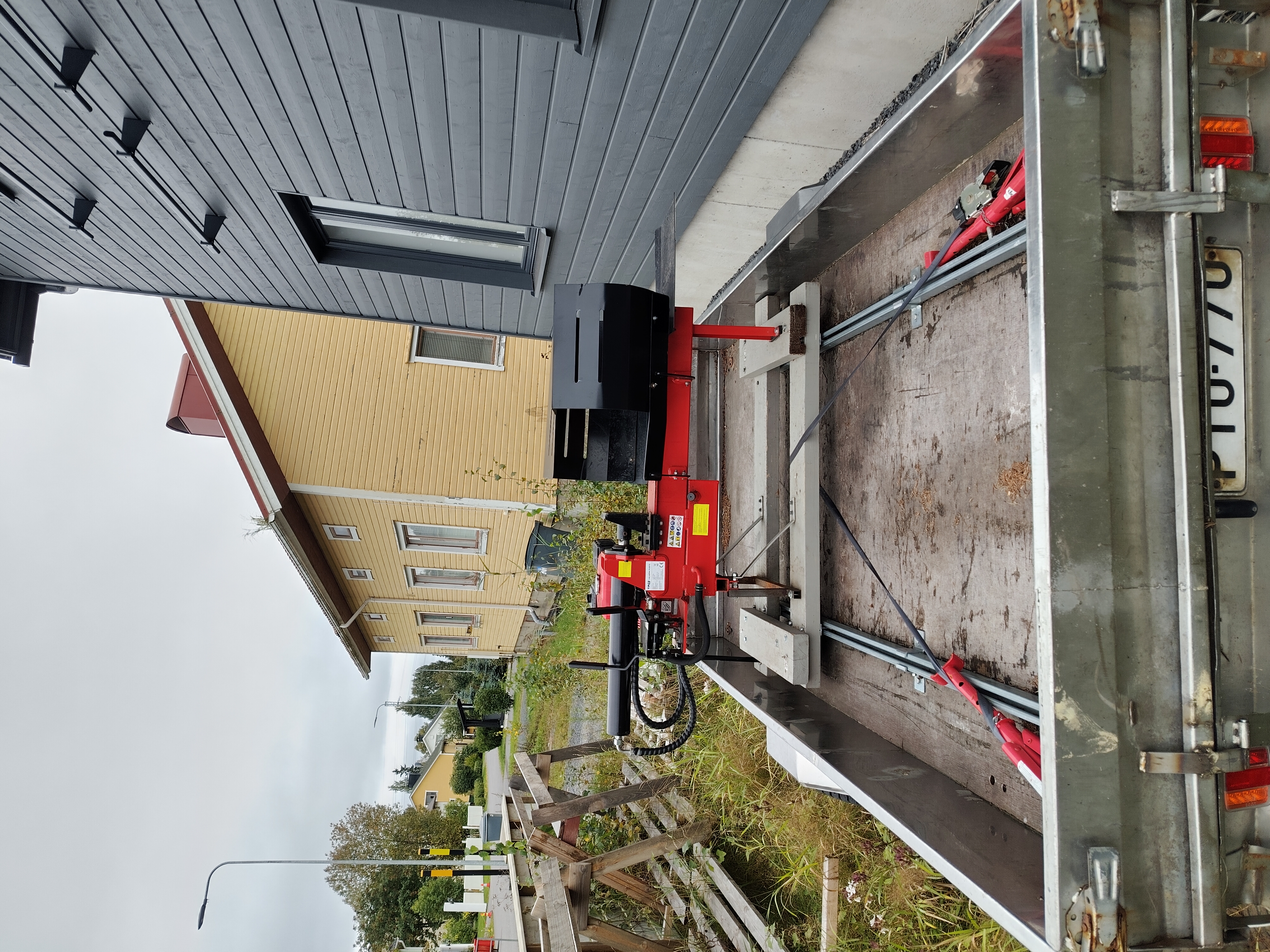 Timco 8t bensakäyttöinen halkomakone rekisteröidyllä peräkärryllä