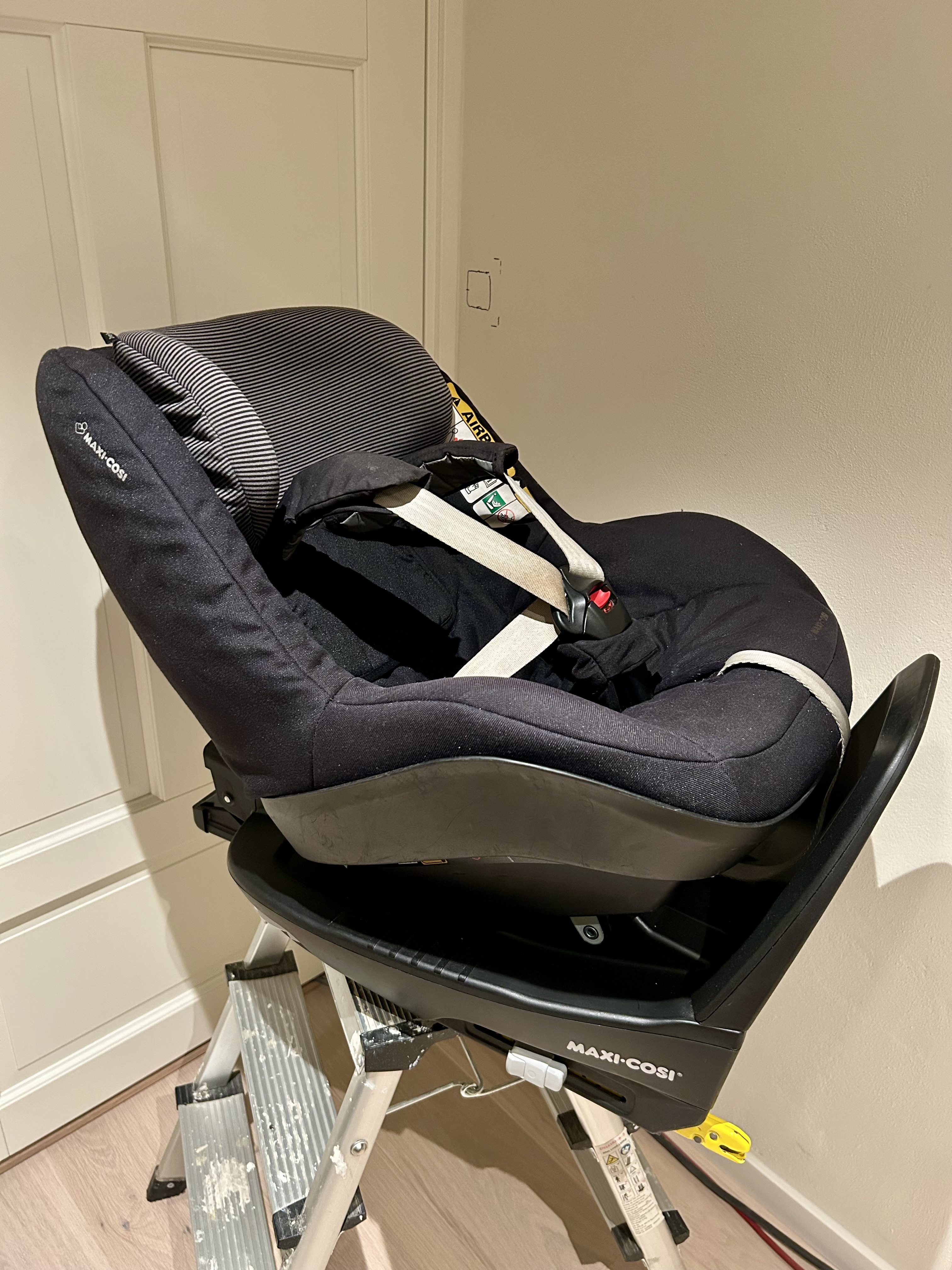 Maxicosi pearl pro bilstol med spedbarninnlegg, ink base.