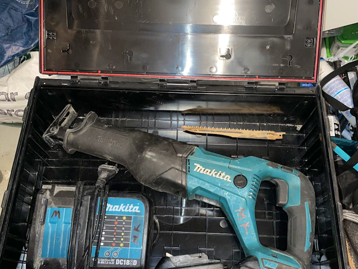 Kraftfull makita batteridriven tigersåg
