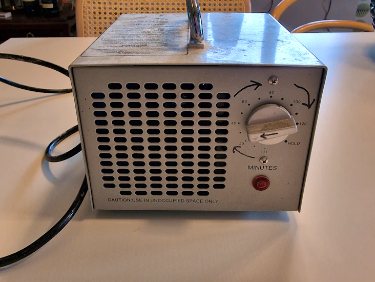 Ozongenerator för att ta bort dålig lukt i rum/bilar.