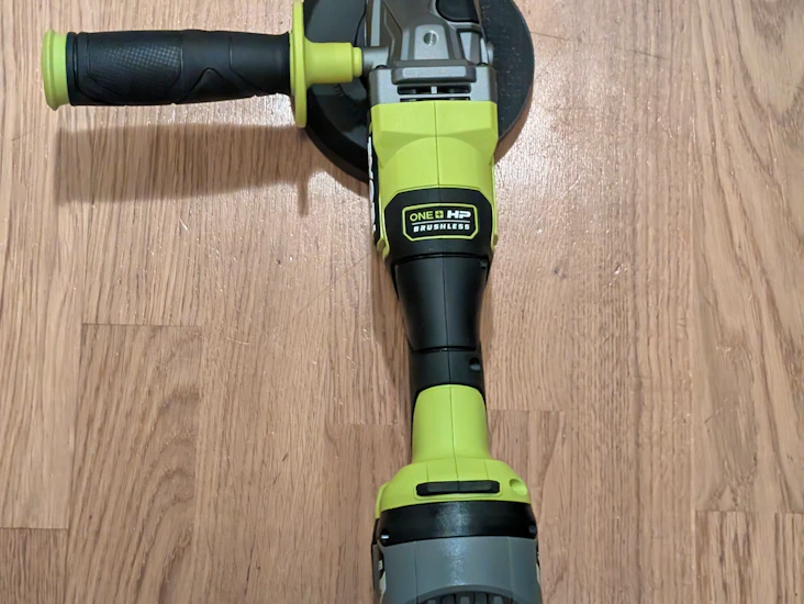 Batteridriven ryobi vinkelslip 125 mm – perfekt för kapning och slipning