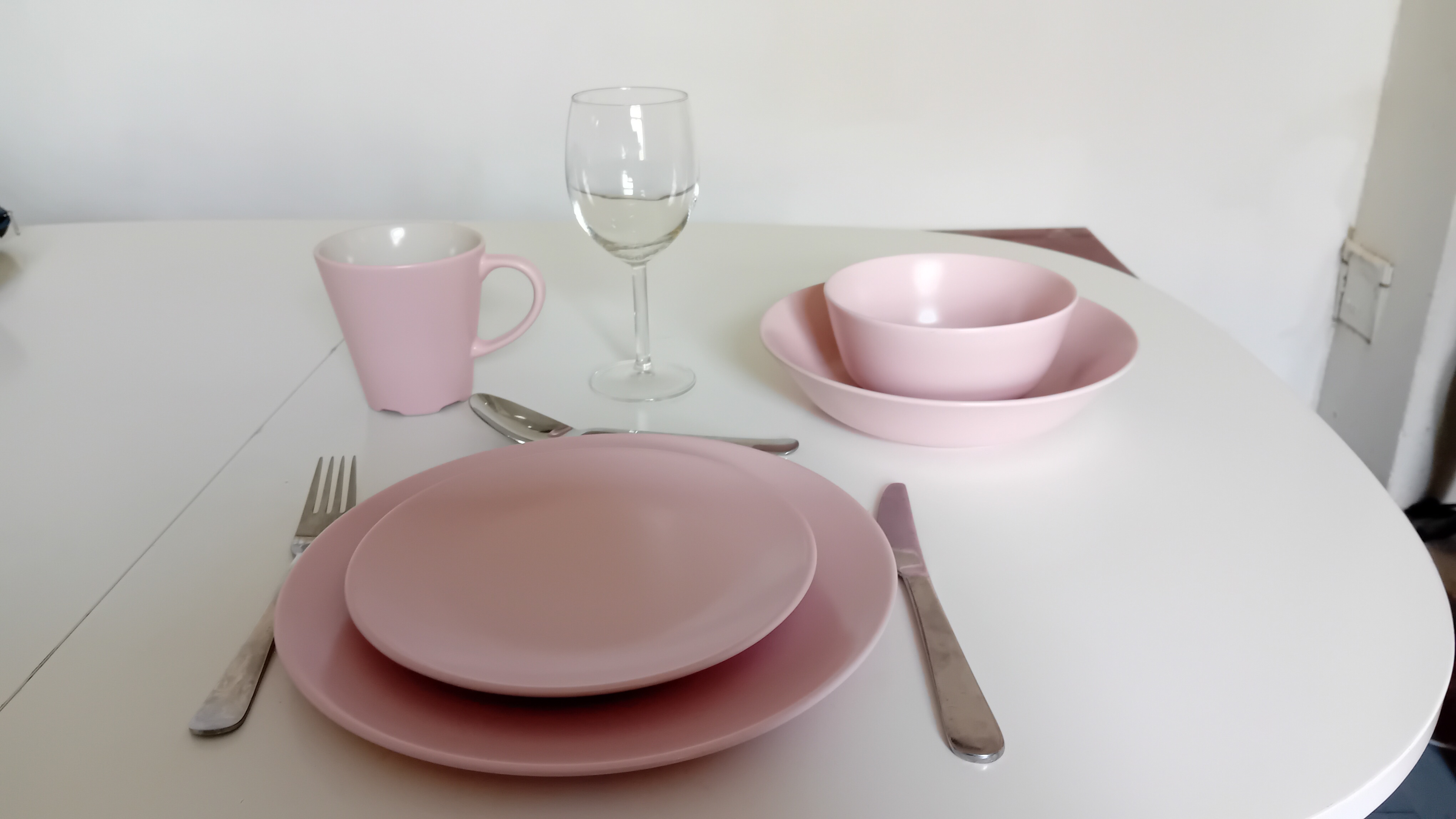 Tallrikar, muggar, vinglas, karaffer