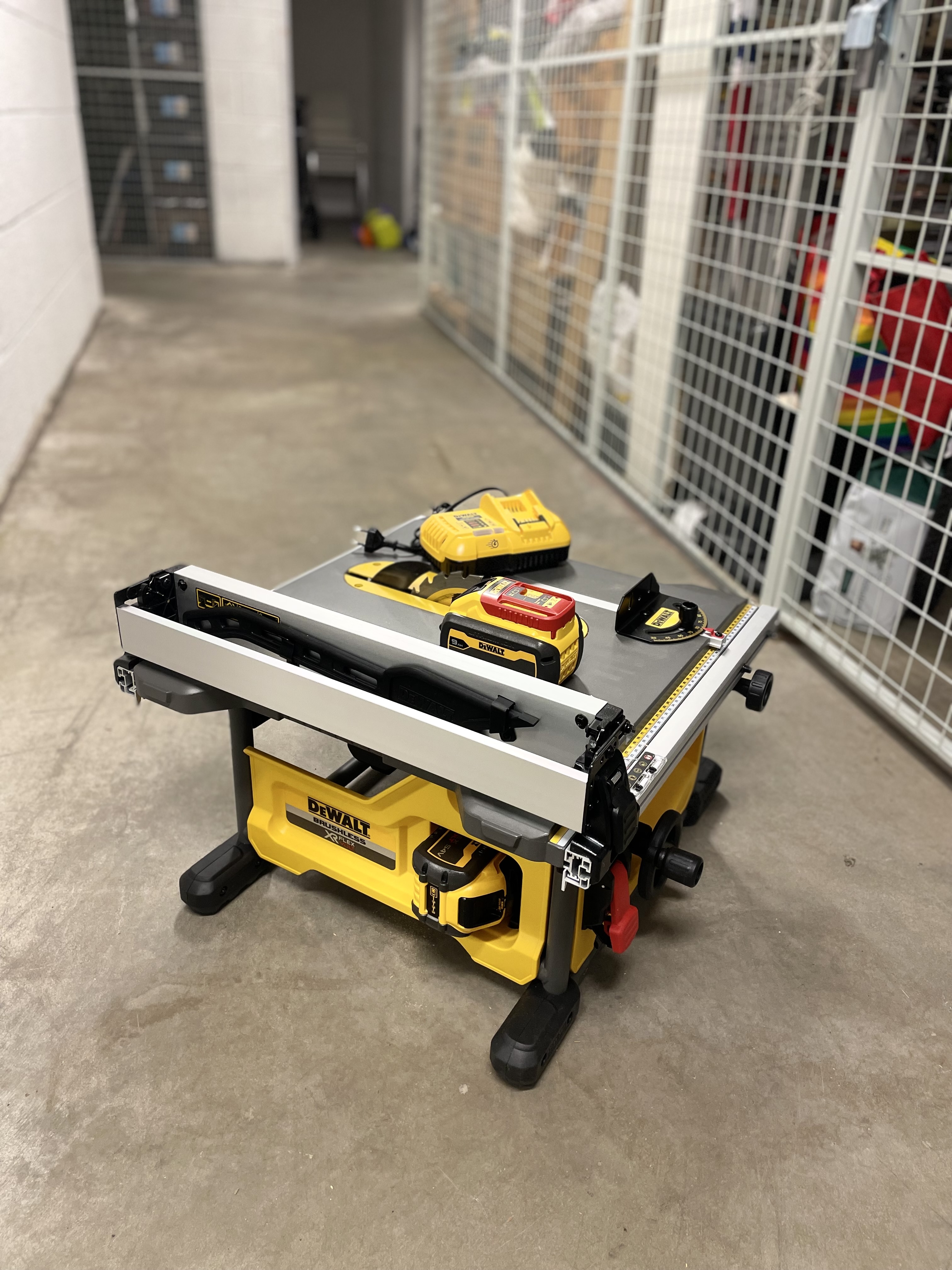 Profesjonell dewalt bordsag flexvolt med batterier og lader