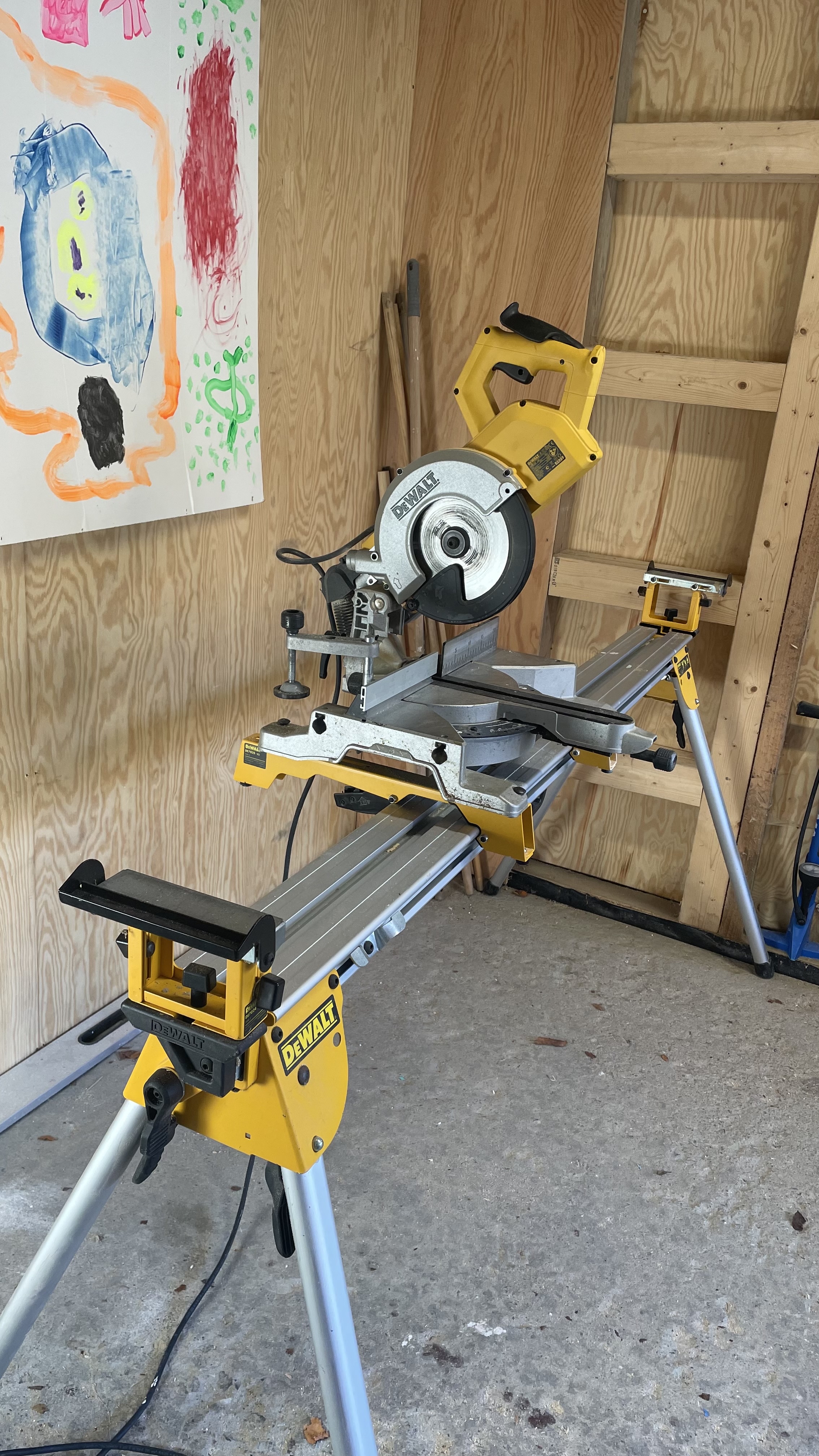 Dewalt kapp- & gjærsag med stativ