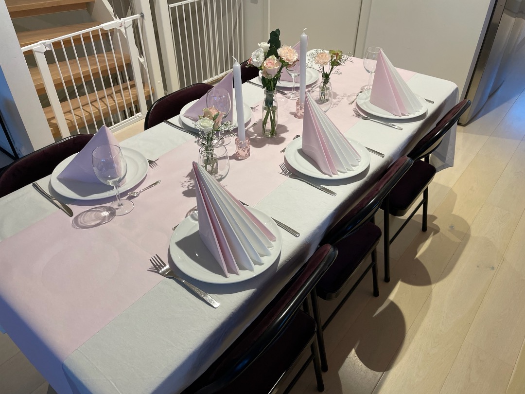 Sammenleggbart bord med klappstoler til leie