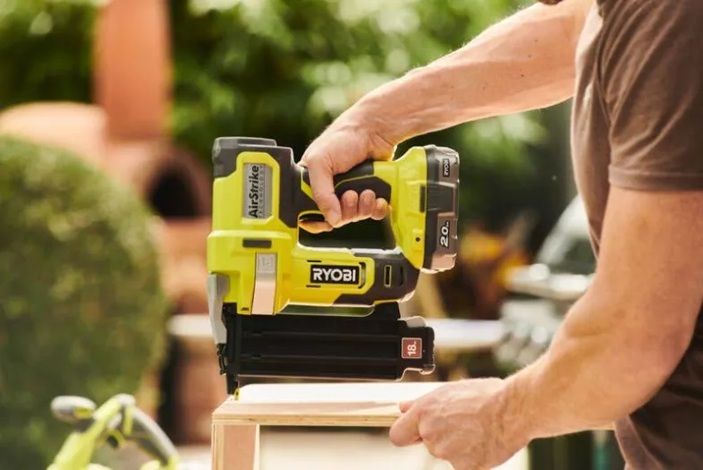 Ryobi one+ batteridrevet spikerpistol