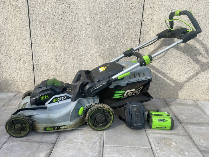 Batteridriven gräsklippare med 10ah batteri och laddare