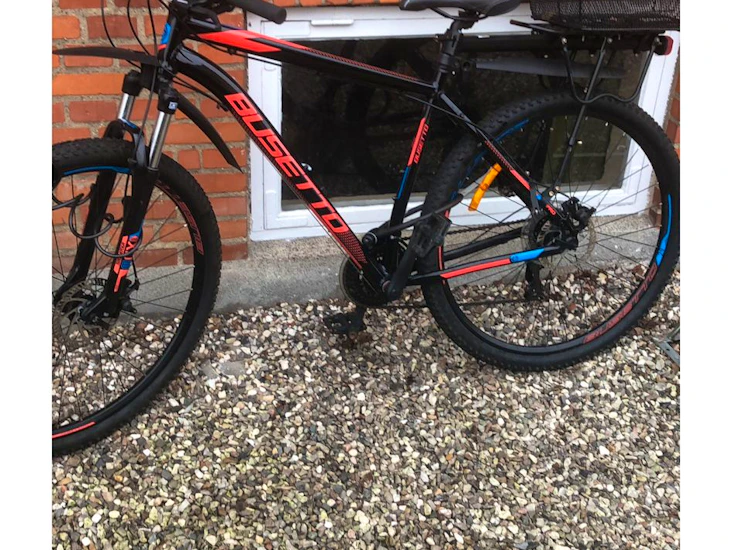Busetto mountainbike til leje med indkøbskurv og bærebagage.