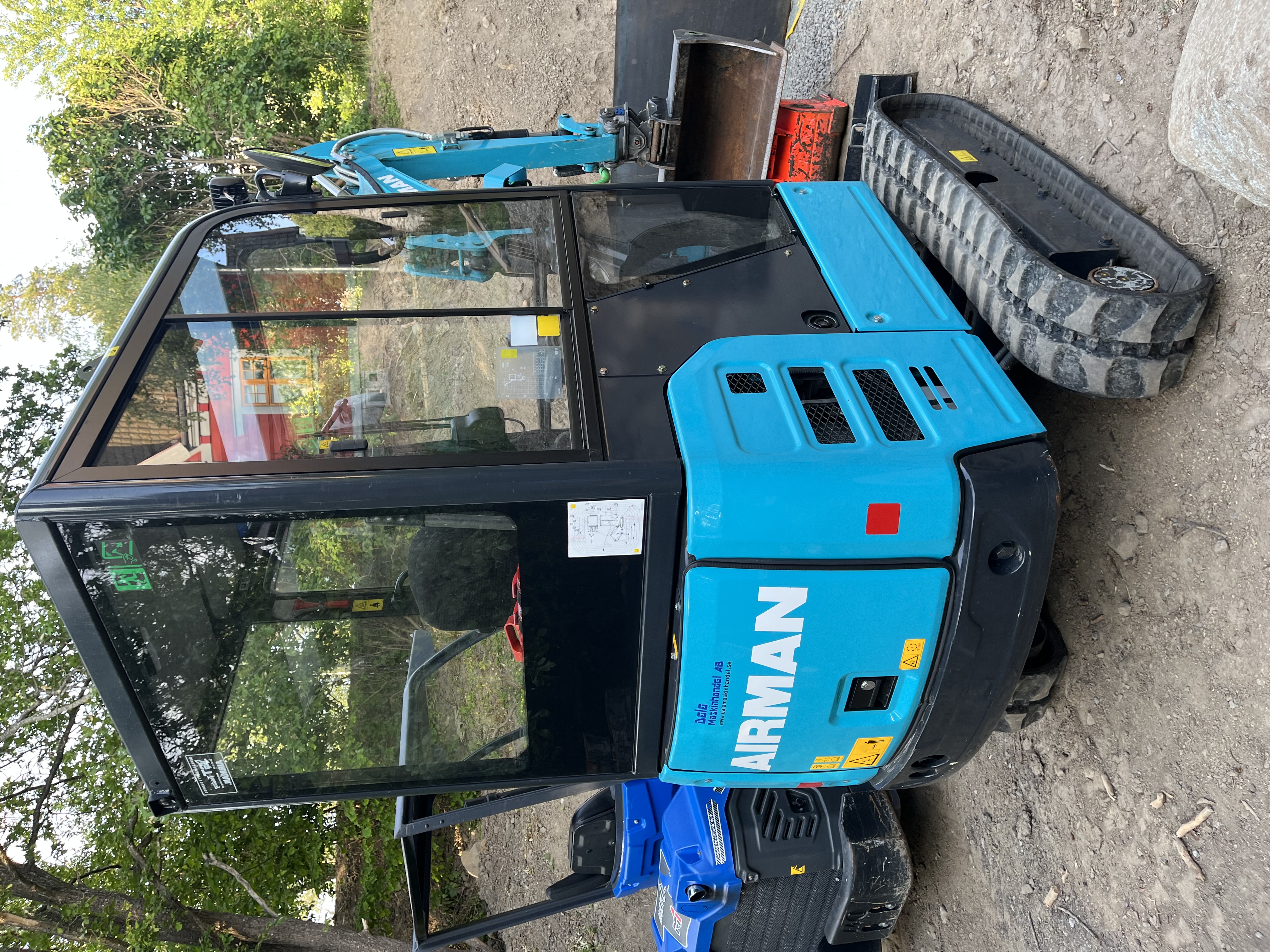 Smidig grävhjälp för villa och trädgård.