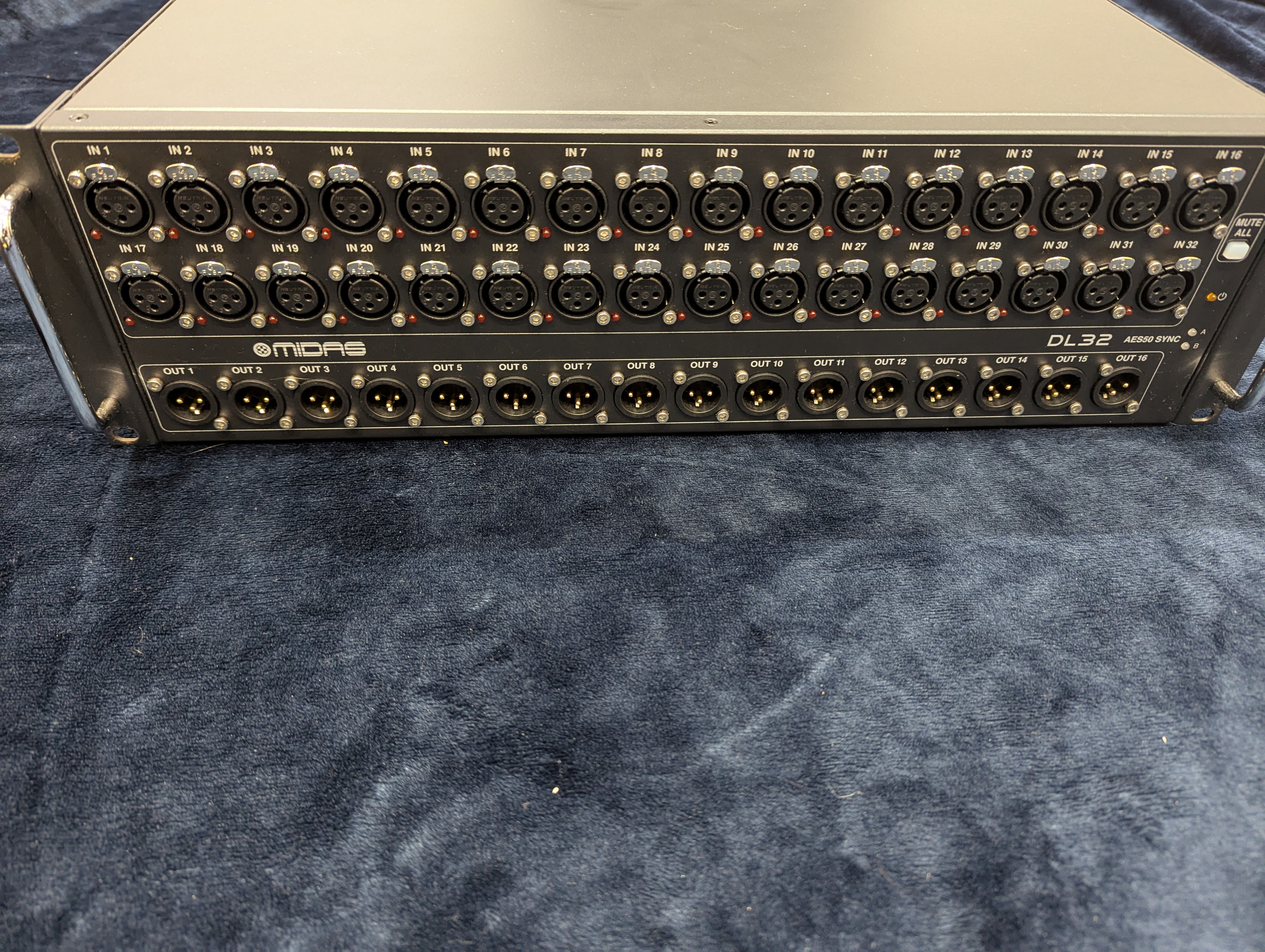 Dl32 digital stage box