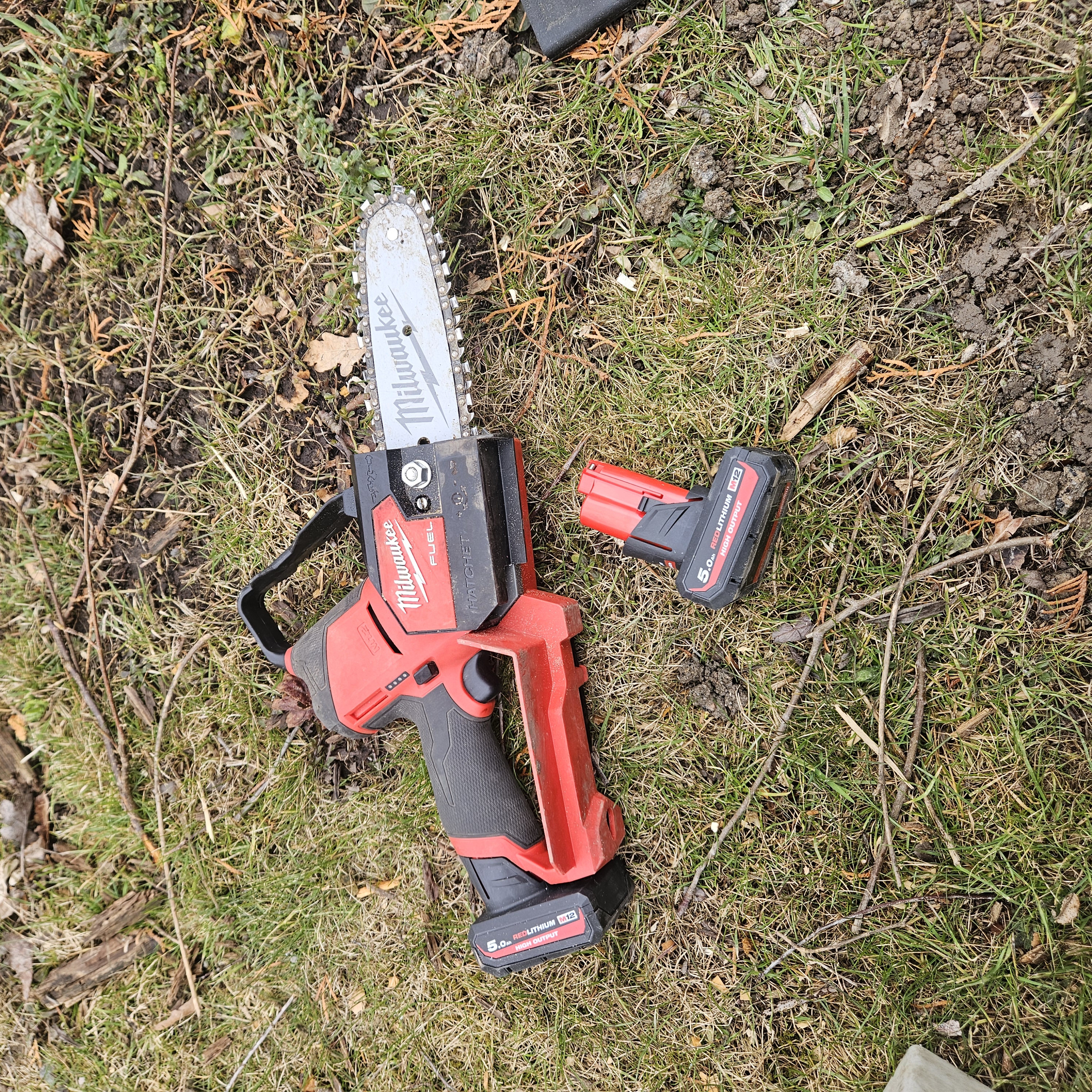 Milwaukee batteridriven liten motorsåg