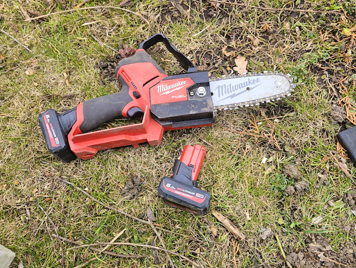 Milwaukee batteridriven liten motorsåg