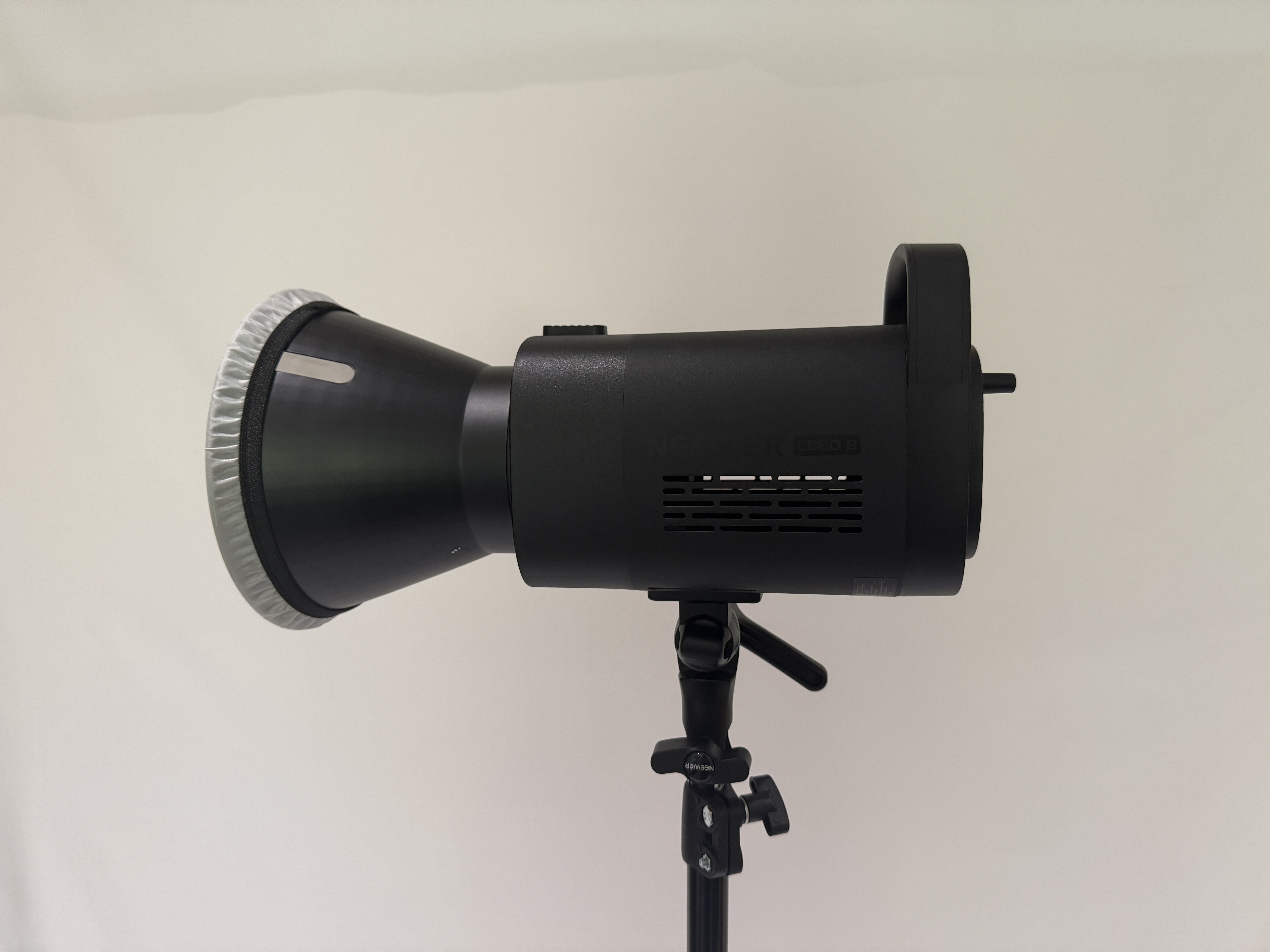 Neewer cb60b 70w led video light with octagonal softbox