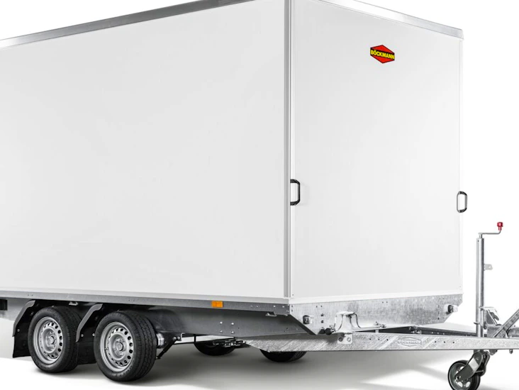 Stor skaphenger med åpning bak og på siden