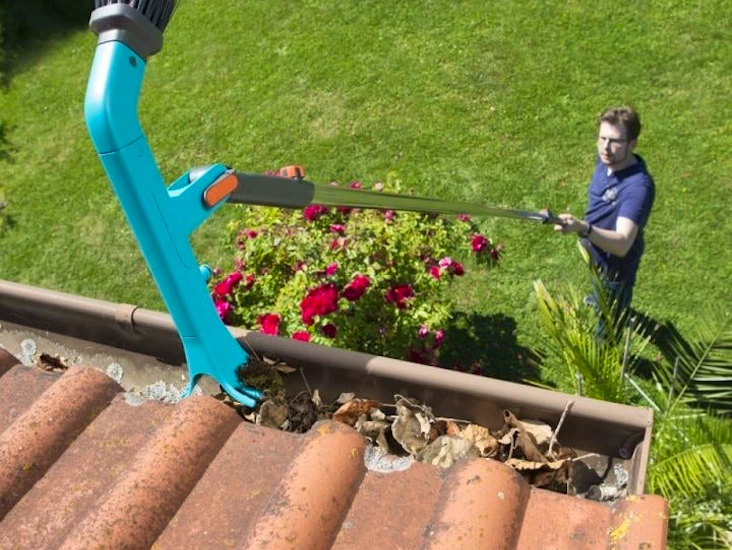 Takrännerensare gardena combisystem med skaft 210-390 cm