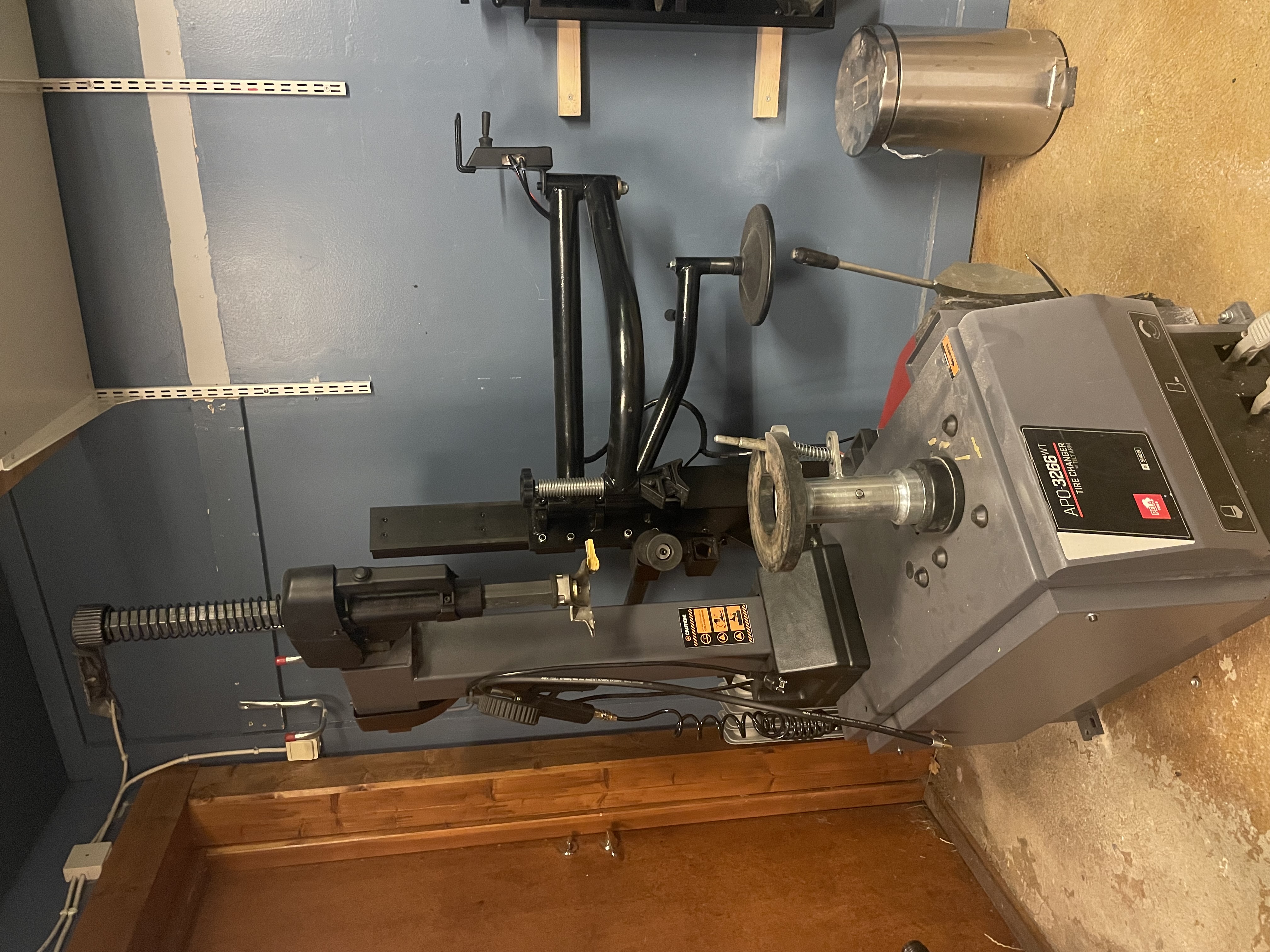 Däckmaskin och balanseringsmaskin