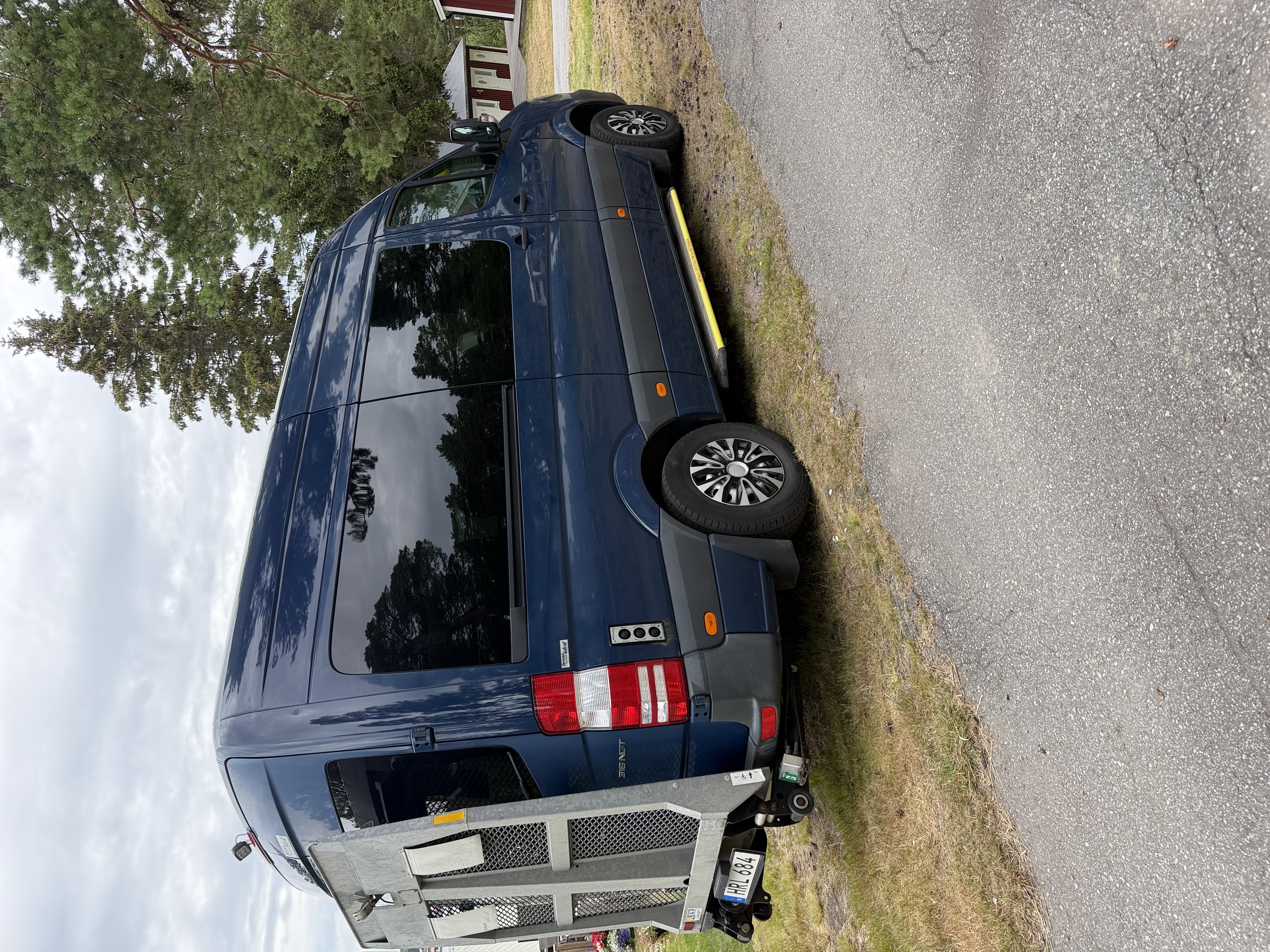 Mercedes sprinter 7-sits med bakgavelhiss – minibuss/transportbil