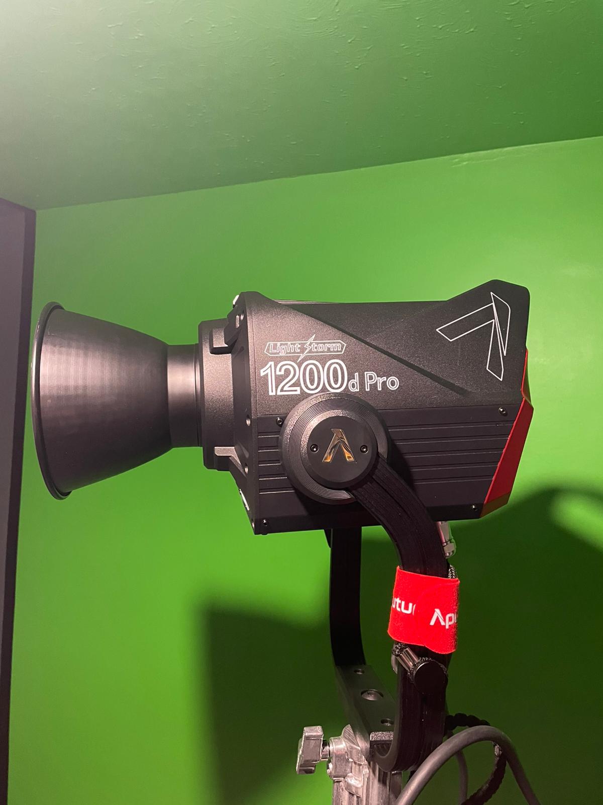 Aputure 1200d pro + combo stand