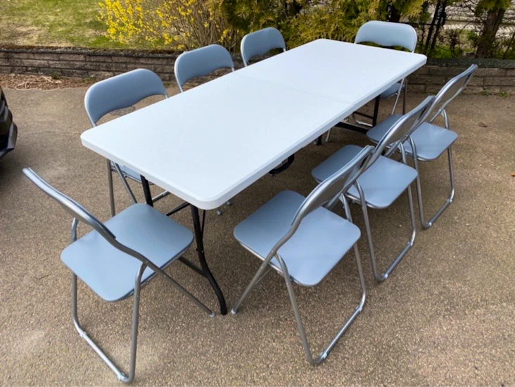 4 st bord, 4 st barbord och 32 st stolar